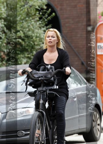 Amsterdam 21 augustus 2009
Bridget Maasland op de fiets.
Peter Smulders bv