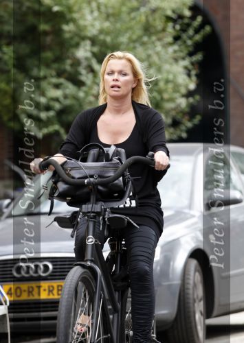 Amsterdam 21 augustus 2009
Bridget Maasland op de fiets.
Peter Smulders bv