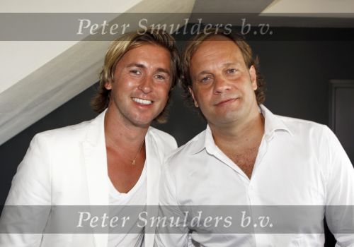 Bussim, 24 Augustus 2009
\'t Spant Perspresentatie RTL Winetrseizoen 2009/2010
Carlo Boszhard met zijn vriend
Foto Peter Smulders