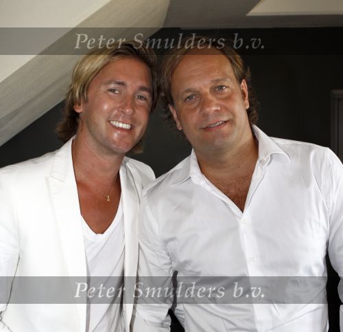 Bussim, 24 Augustus 2009
\'t Spant Perspresentatie RTL Winetrseizoen 2009/2010
Carlo Boszhard met zijn vriend
Foto Peter Smulders