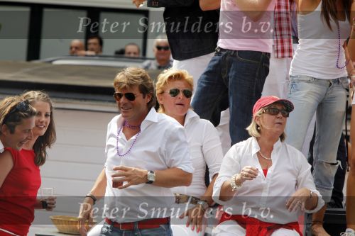 Amsterdam 1 augustus 2009
Caroline Tensen met vriend Peter Gallas en Jamai en Quinty Trustfull op boot tijdens Gay pride.
Peter Smulders bv