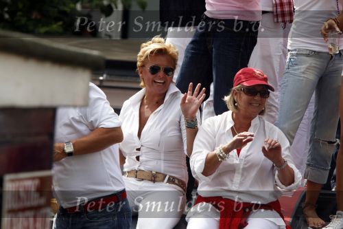 Amsterdam 1 augustus 2009
Caroline Tensen met vriend Peter Gallas en Jamai en Quinty Trustfull op boot tijdens Gay pride.
Peter Smulders bv