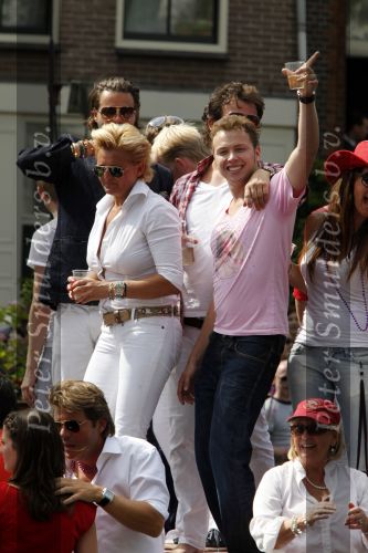 Amsterdam 1 augustus 2009
Caroline Tensen met vriend Peter Gallas en Jamai en Quinty Trustfull op boot tijdens Gay pride. Leco v Zadelhoff
Peter Smulders bv