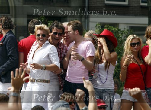 Amsterdam 1 augustus 2009
Caroline Tensen met vriend Peter Gallas en Jamai en Quinty Trustfull op boot tijdens Gay pride. Leco v Zadelhoff
Peter Smulders bv