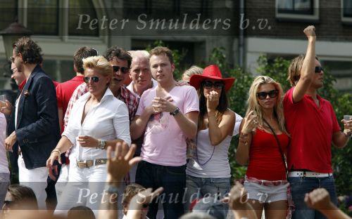 Amsterdam 1 augustus 2009
Caroline Tensen met vriend Peter Gallas en Jamai en Quinty Trustfull op boot tijdens Gay pride.
Peter Smulders bv