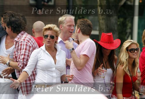 Amsterdam 1 augustus 2009
Caroline Tensen met vriend Peter Gallas en Jamai en Quinty Trustfull op boot tijdens Gay pride.
Peter Smulders bv