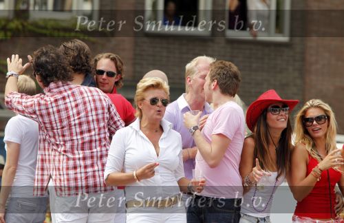 Amsterdam 1 augustus 2009
Caroline Tensen met vriend Peter Gallas en Jamai en Quinty Trustfull op boot tijdens Gay pride.
Peter Smulders bv