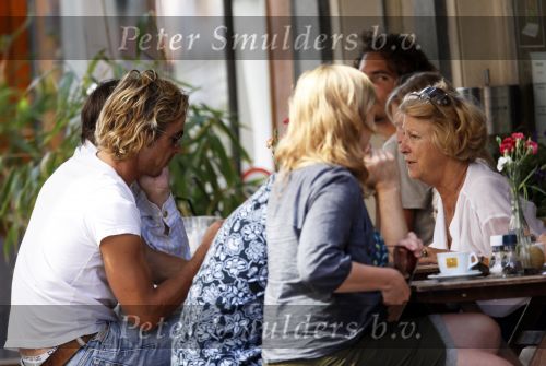 Amsterdam 23 augustus 2009
Chris Zegers met zijn ouders op terras.