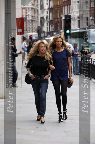 Londen 10 augustus 2009
Patricia Paay en Christina Curry samen aan het winkelen in Londen.
Peter Smulders bv