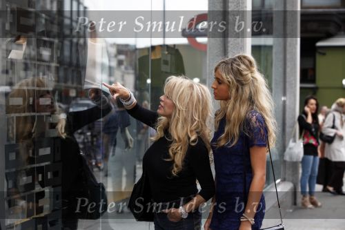 Londen 10 augustus 2009
Patricia Paay en Christina Curry samen aan het winkelen in Londen.
Peter Smulders bv