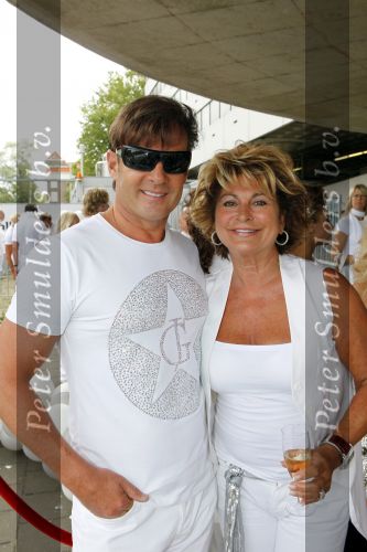 Amsterdam 1 augustus 2009
Gerard Joling heeft tijdens de gay pride in amsterdam een eigen boot met daarop diverse bekende nederlanders. Gerard met Christine Kroonenberg
Peter Smulders bv