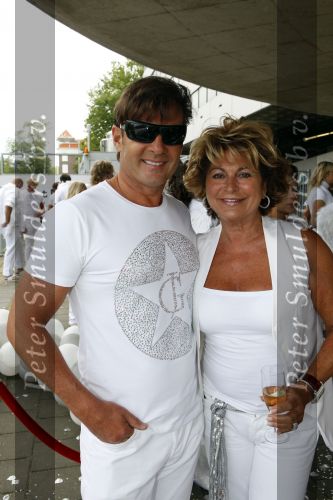 Amsterdam 1 augustus 2009
Gerard Joling heeft tijdens de gay pride in amsterdam een eigen boot met daarop diverse bekende nederlanders. Gerard met Christine Kroonenberg
Peter Smulders bv