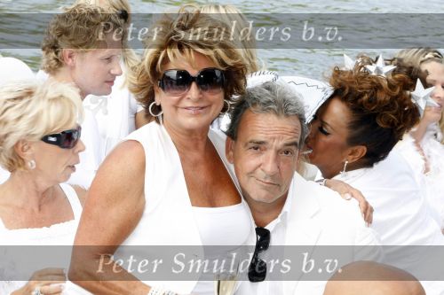 Amsterdam 1 augustus 2009
Gerard Joling heeft tijdens de gay pride in amsterdam een eigen boot met daarop diverse bekende nederlanders.
Peter Smulders bv