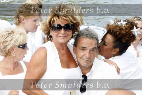 Amsterdam 1 augustus 2009
Gerard Joling heeft tijdens de gay pride in amsterdam een eigen boot met daarop diverse bekende nederlanders.
Peter Smulders bv