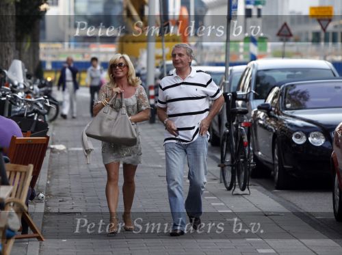 Amsterdam 14 augustus 2009
hans en Connie Breukhoven komen in een bentley cabrio aanrijden bij restaurant Oceania om daar samen te gaan eten nadat ze gescheiden zijn.
Peter Smulders bv