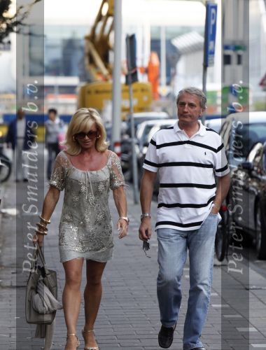 Amsterdam 14 augustus 2009
hans en Connie Breukhoven komen in een bentley cabrio aanrijden bij restaurant Oceania om daar samen te gaan eten nadat ze gescheiden zijn.
Peter Smulders bv