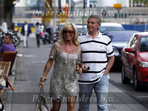 Amsterdam 14 augustus 2009
hans en Connie Breukhoven komen in een bentley cabrio aanrijden bij restaurant Oceania om daar samen te gaan eten nadat ze gescheiden zijn.
Peter Smulders bv