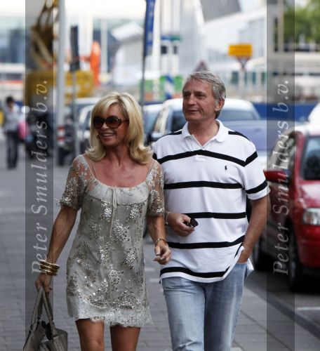 Amsterdam 14 augustus 2009
hans en Connie Breukhoven komen in een bentley cabrio aanrijden bij restaurant Oceania om daar samen te gaan eten nadat ze gescheiden zijn.
Peter Smulders bv
