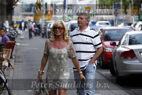 Amsterdam 14 augustus 2009
hans en Connie Breukhoven komen in een bentley cabrio aanrijden bij restaurant Oceania om daar samen te gaan eten nadat ze gescheiden zijn.
Peter Smulders bv