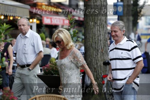 Amsterdam 14 augustus 2009
hans en Connie Breukhoven komen in een bentley cabrio aanrijden bij restaurant Oceania om daar samen te gaan eten nadat ze gescheiden zijn.
Peter Smulders bv