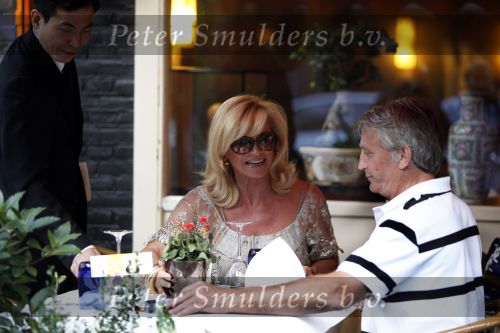 Amsterdam 14 augustus 2009
hans en Connie Breukhoven komen in een bentley cabrio aanrijden bij restaurant Oceania om daar samen te gaan eten nadat ze gescheiden zijn.
Peter Smulders bv