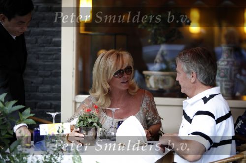 Amsterdam 14 augustus 2009
hans en Connie Breukhoven komen in een bentley cabrio aanrijden bij restaurant Oceania om daar samen te gaan eten nadat ze gescheiden zijn.
Peter Smulders bv