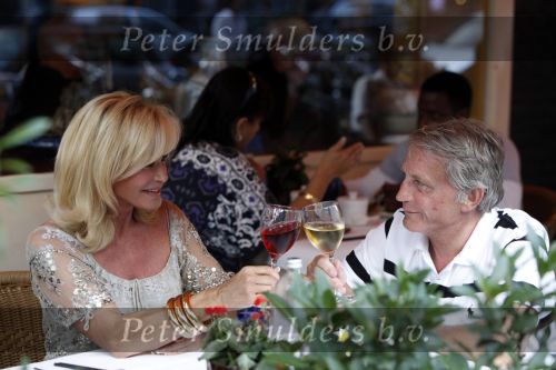 Amsterdam 14 augustus 2009
hans en Connie Breukhoven komen in een bentley cabrio aanrijden bij restaurant Oceania om daar samen te gaan eten nadat ze gescheiden zijn.
Peter Smulders bv
