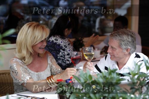 Amsterdam 14 augustus 2009
hans en Connie Breukhoven komen in een bentley cabrio aanrijden bij restaurant Oceania om daar samen te gaan eten nadat ze gescheiden zijn.
Peter Smulders bv