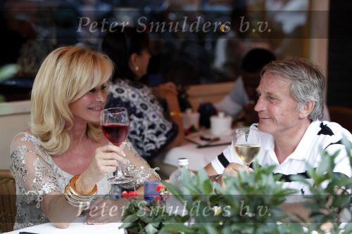 Amsterdam 14 augustus 2009
hans en Connie Breukhoven komen in een bentley cabrio aanrijden bij restaurant Oceania om daar samen te gaan eten nadat ze gescheiden zijn.
Peter Smulders bv