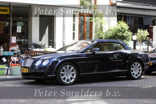 Amsterdam 14 augustus 2009
Connie Breukhoven aan het winkelen op de cornelis schuytstraat . Ze is met haar bentley cabrio.
Peter Smulders bv