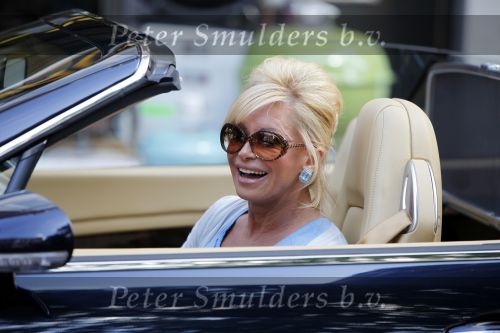 Amsterdam 14 augustus 2009
Connie Breukhoven aan het winkelen op de cornelis schuytstraat . Ze is met haar bentley cabrio.
Peter Smulders bv
