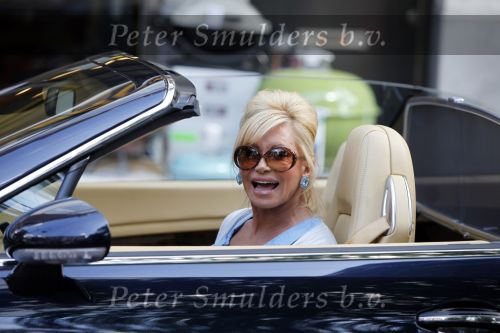 Amsterdam 14 augustus 2009
Connie Breukhoven aan het winkelen op de cornelis schuytstraat . Ze is met haar bentley cabrio.
Peter Smulders bv