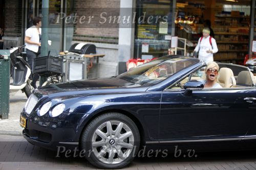 Amsterdam 14 augustus 2009
Connie Breukhoven aan het winkelen op de cornelis schuytstraat . Ze is met haar bentley cabrio.
Peter Smulders bv