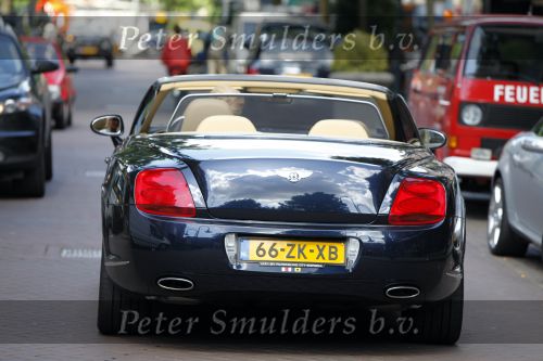 Amsterdam 14 augustus 2009
Connie Breukhoven aan het winkelen op de cornelis schuytstraat . Ze is met haar bentley cabrio.
Peter Smulders bv