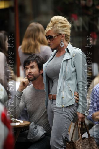 Amsterdam 19 september 2009
Connie Breukhoven in bentley cabrio  en met Mari v d Ven op de cornelis schuytstraat.
Peter Smulders bv