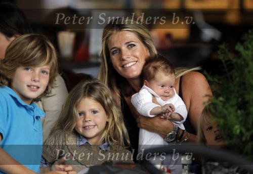 Amsterdam 1 september 2009
Danielle Overgaag Oerlemans met dochter Kate en Fiene Thijmen en Benjamin op de cornelis schuytstraat.
Peter Smulders bv