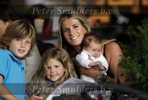 Amsterdam 1 september 2009
Danielle Overgaag Oerlemans met dochter Kate en Fiene Thijmen en Benjamin op de cornelis schuytstraat.
Peter Smulders bv