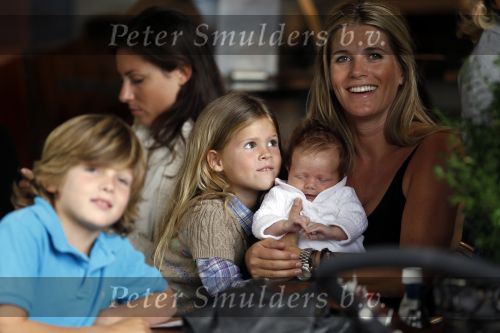 Amsterdam 1 september 2009
Danielle Overgaag Oerlemans met dochter Kate en Fiene Thijmen en Benjamin op de cornelis schuytstraat.
Peter Smulders bv