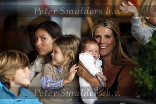 Amsterdam 1 september 2009
Danielle Overgaag Oerlemans met dochter Kate en Fiene Thijmen en Benjamin op de cornelis schuytstraat.
Peter Smulders bv