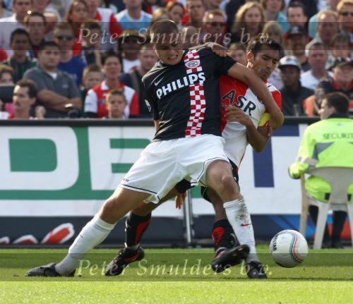 Rotterdam, 20 September 2009
Kompetitiewedstrijd Feyenoord-PSV, eindstand 1-3 Seizoen 2009/2010
Danny Koevermans in duel met Giovanni v Bronckhorst