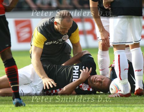 Rotterdam, 20 September 2009
Kompetitiewedstrijd Feyenoord-PSV, eindstand 1-3 Seizoen 2009/2010
Blessurebehandeling Danny Koevermans door fysiotherapeut Cees v d Linden