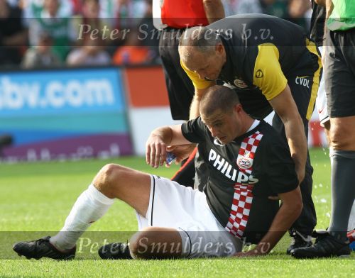 Rotterdam, 20 September 2009
Kompetitiewedstrijd Feyenoord-PSV, eindstand 1-3 Seizoen 2009/2010
Blessurebehandeling Danny Koevermans door fysiotherapeut Cees v d Linden