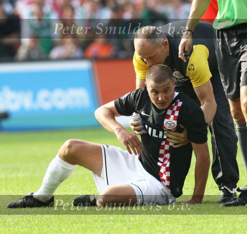Rotterdam, 20 September 2009
Kompetitiewedstrijd Feyenoord-PSV, eindstand 1-3 Seizoen 2009/2010
Blessurebehandeling Danny Koevermans door fysiotherapeut Cees v d Linden