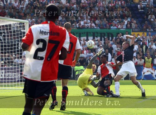 Rotterdam, 20 September 2009
Kompetitiewedstrijd Feyenoord-PSV, eindstand 1-3 Seizoen 2009/2010
Danny Koevermans probeert doelman Rob v Dijk te verschalken Andre Bahia is te laat