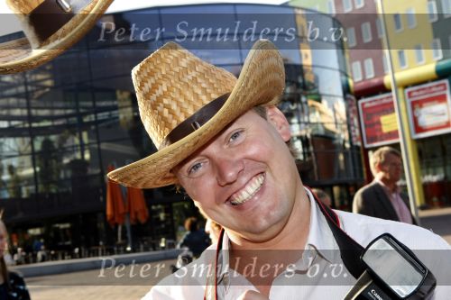 Amsterdam 17 augustus 2009
Premiere Hannah Montana in pathe arena. Dennis v tellingen met hoed
Peter Smulders bv