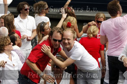 Amsterdam 1 augustus 2009
Gay pride op de amsterdamse grachten. Derek Ogilvy met een vriend
Peter Smulders bv