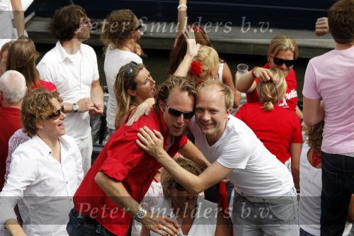 Amsterdam 1 augustus 2009
Gay pride op de amsterdamse grachten. Derek Ogilvy met een vriend
Peter Smulders bv