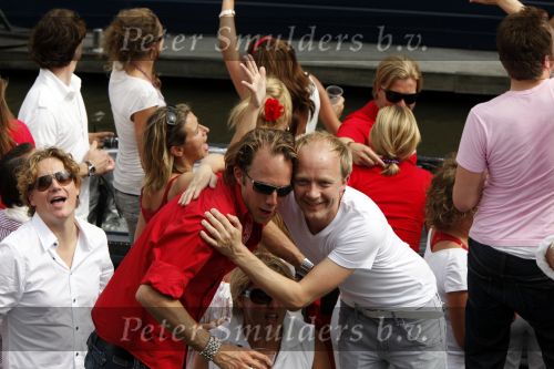 Amsterdam 1 augustus 2009
Gay pride op de amsterdamse grachten. Derek Ogilvy met een vriend
Peter Smulders bv