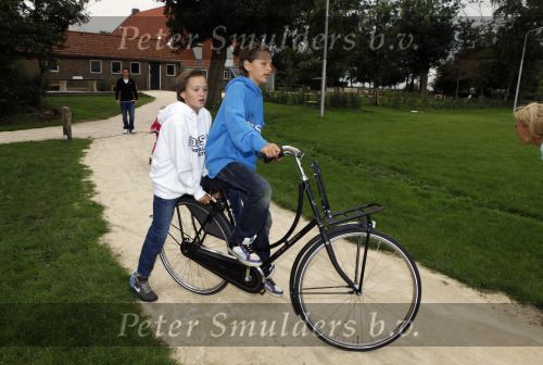 Omgeving Giethoorn 12 augustus 2009
Rene Froger met Natasja Didier Maxim en Danny op de camping. Ook kleindochter Charlie is aanwezig.
Peter Smulders bv