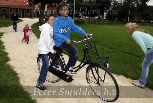 Omgeving Giethoorn 12 augustus 2009
Rene Froger met Natasja Didier Maxim en Danny op de camping. Ook kleindochter Charlie is aanwezig.
Peter Smulders bv